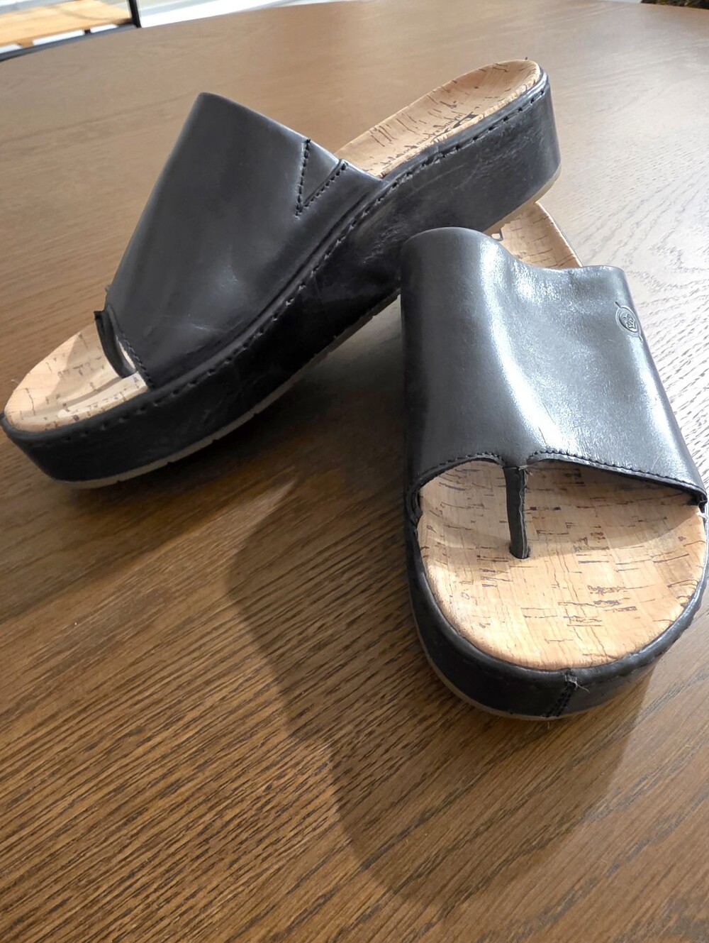 Born Sharr Black Leather Thong Wedge Sandals Size 9